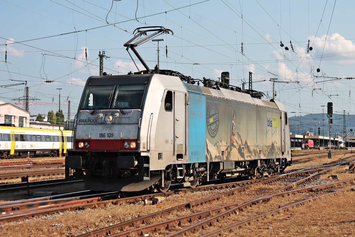 Ausfahrt am Nachmittag des 19.09.2018 von Rpool/BLSC 186 109 aus dem BLSC-Abstellbereich im Badischen Bahnhof von Basel gen nördliches Vorfeld. Nach einem Richtungswechsel fuhr sie später als Lokzug weiter nach Basel SBB Rbf, um dort ihren nächsten Zug zu übernehmen.