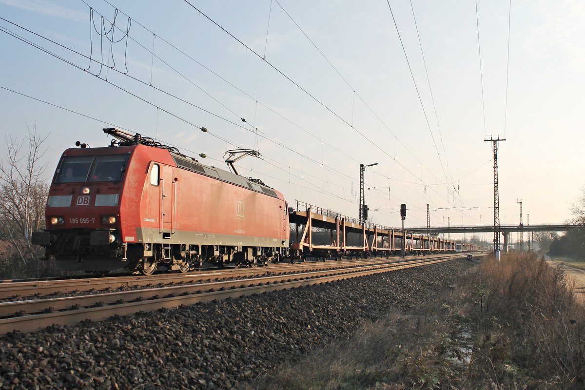 Ausfahrt am Nachmittag des 21.02.2018 von 185 095-7 mit einem gemischten Güterzug (Basel Bad Rbf - Mannheim Rbf) aus dem Überholgleis von Müllheim (Baden) in Richtung Buggingen.