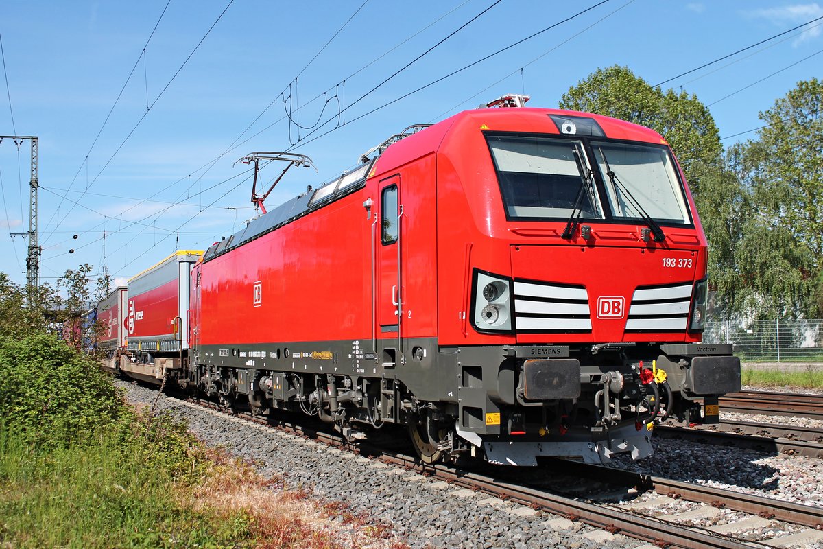 Ausfahrt am Nachmittag des 22.05.2019 von 193 373 mit ihrem Containerzug nach Italien, den sie nur bis Basel SBB RB bespannte, aus dem Überholgleis vom Bahnhof Müllheim (Baden) in Richtung Schweizer Grenze.