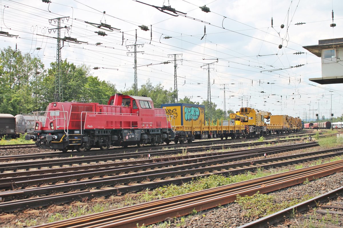 Ausfahrt am Nachmittag des 22.06.2019 von NRAIL/Hering Bahnbau GmbH 261 004-6  Paula  mit ihrem Bauzug aus dem Rangierbahnhof von Koblenz Lützel vorbei am DB Museum in Richtung Hauptbahnhof.