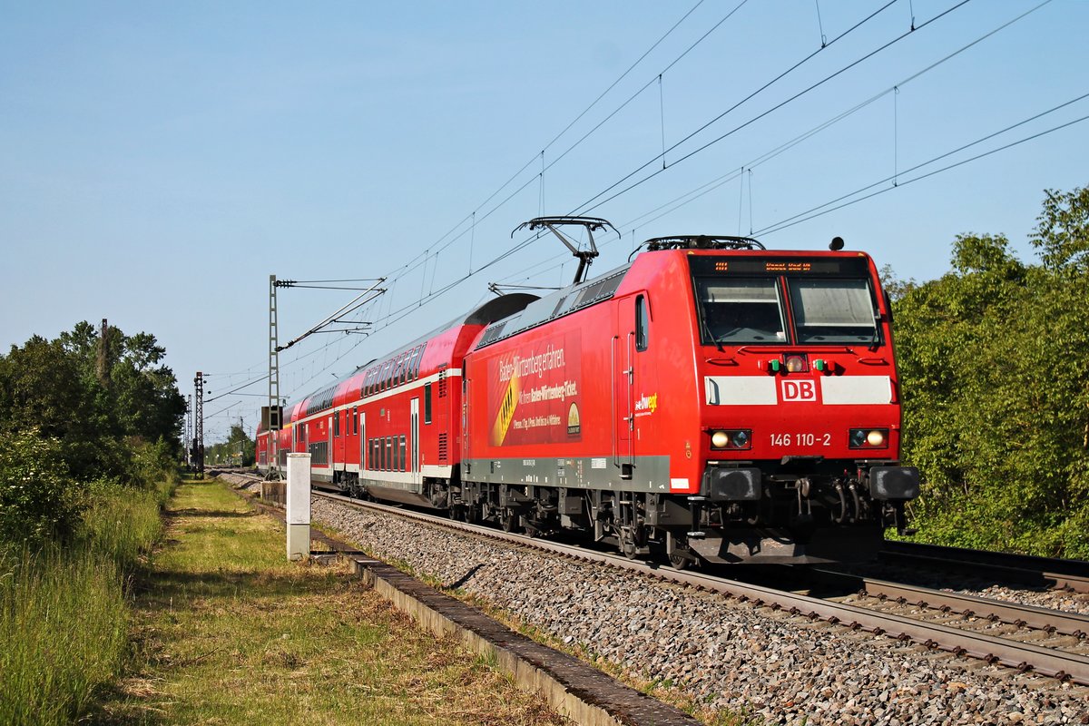 Ausfahrt am Nachmittag des 23.05.2019 von der Freiburger 146 110-2  Müllheim (Baden) mit ihrer RB (Offenburg - Basel Bad Bf) aus dem Haltepunkt von Buggingen in Richtung Müllheim (Baden). Kurz zuvor wurde die 146 110-2 im AW Dessau auf neue ZZA und zusätzliche grüne Dosen an der Front umgebaut, da die Lok irgendwann mal nach Münster (Westf.) umbeheimatet wird, wo diese Ausrüstung dann erforderlich ist.
