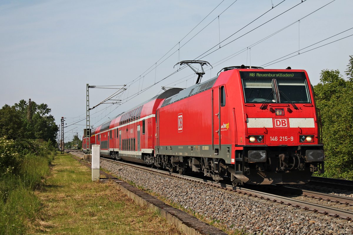 Ausfahrt am Nachmittag des 24.05.2019 von der Freiburger 146 215-9 mit ihrer RB (Offenburg - Neuenburg (Baden)) aus dem Haltepunkt Buggingen in Richtung Müllheim (Baden), wo sie ihren vorletzten Zwischenhalt vor dem Ziel einlegen wird.