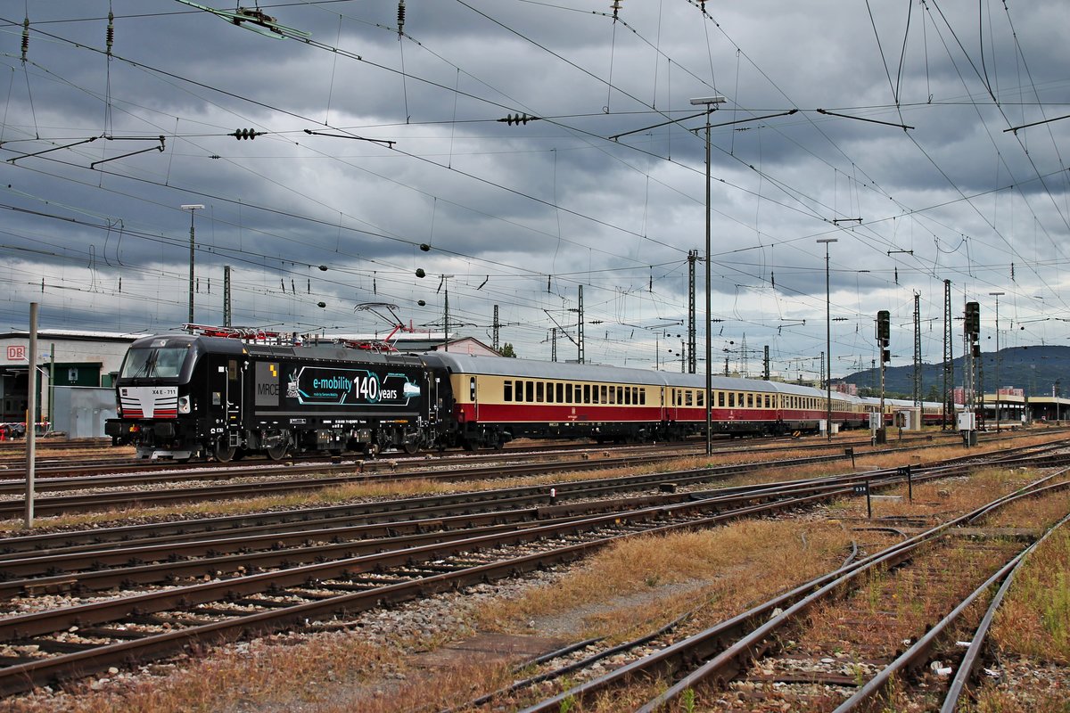 Ausfahrt am Nachmittag des 25.09.2019 von MRCE/AKE X4 E-711 (193 711-9)  140 Jahre e-mobility made by Siemens Mobility  mit dem AKE Rheingold (Domodossola - Dortmund Hbf) aus dem Badischen Bahnhof von Basel in Richtung Weil am Rhein.