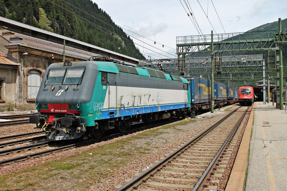 Ausfahrt am Vormittag des 05.07.2018 von MIR E 405.003 mit einem  LKW WAlter -KLV, welchen sie nach Verona Q. E. brachte, aus dem Grenzbahnhof Brennero in Richtung Bozen.