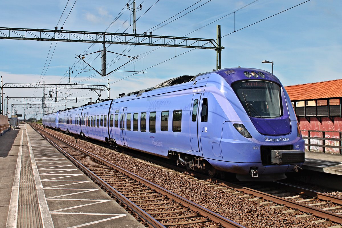 Ausfahrt am Vormittag des 17.07.2019 von Skånetrafiken X61050  Herbert Felix  zusammen mit Skånetrafiken X61096 als Pågatågen aus dem Haltepunkt von Hjärup in Richtung Lund.