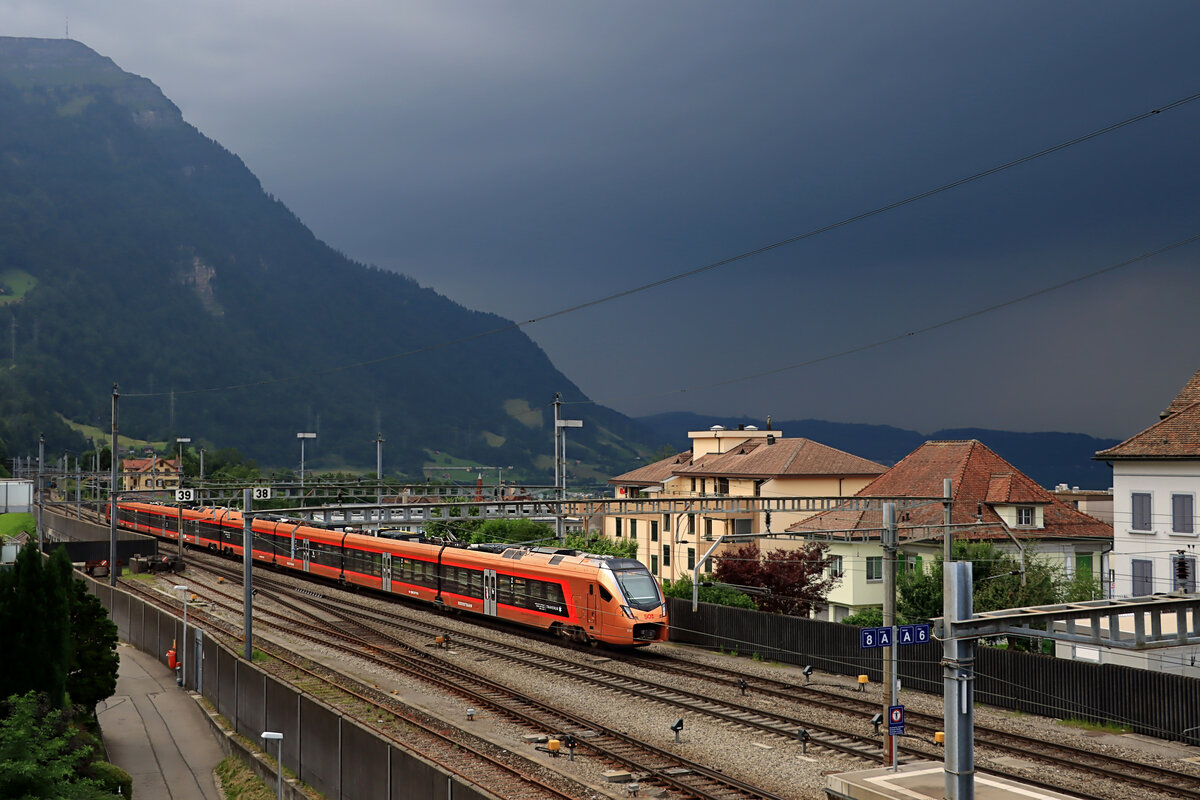 Ausfahrt aus Arth-Goldau des SOB Flirt-Zuges 526 112 / 212  in Richtung Meggen - Luzern. 24.Juli 2021  