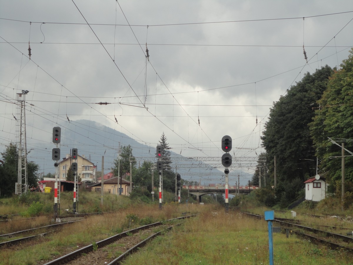Ausfahrt aus Bahnhof Predeal in Richtung Brasov (Kronastadt). Foto vom 27.09.2014