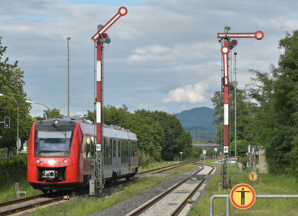 Ausfahrt aus dem Bahnhof Lorsch hat der 623 502 der als RB 62 bald seine Endstation Bensheim erreichen wird. 13.8.2017