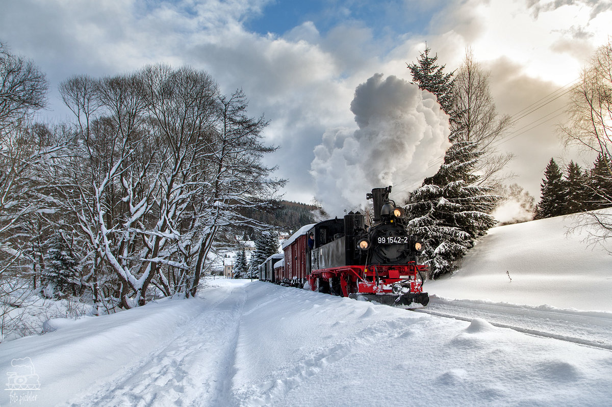 Ausfahrt aus dem Bahnhof Schmalzgrube durch das Schwarzwassertal Richtung Jöhstadt. 15.1.2017