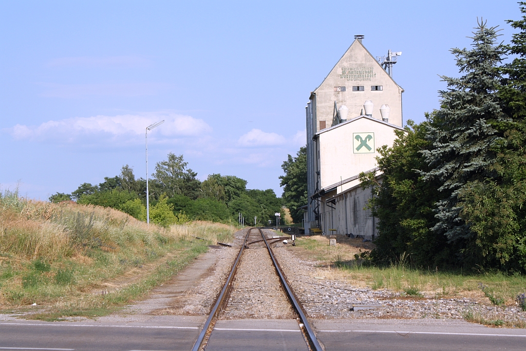 Ausfahrt aus dem Bf. Dobermannsdorf Richtung Hohenau am 20.Juli 2013. Die Weiche der Strecke nach Poysdorf ist bereits ausgebaut und das im Bild links der Strecke sichtbare Gleis wurde von den selbsternannten  Rettern der Nebenbahnen(NVOG)  auch schon abgetragen.