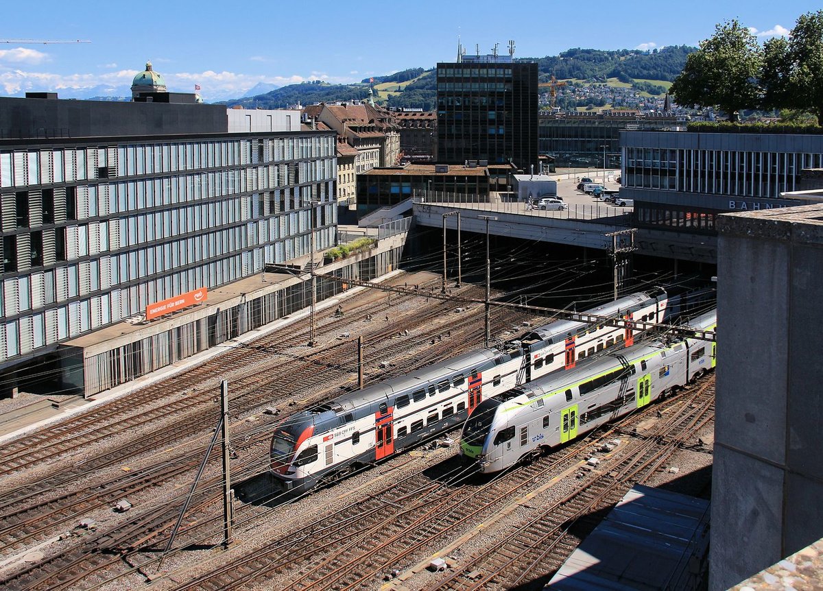 Ausfahrt aus dem Hauptbahnhof Bern: SBB- und BLS Doppelstockzüge im Vergleich, links ein SBB-Zug Serie 511, rechts ein BLS-Zug Serie 515 ( Mutz ). 26.Juni 2018  