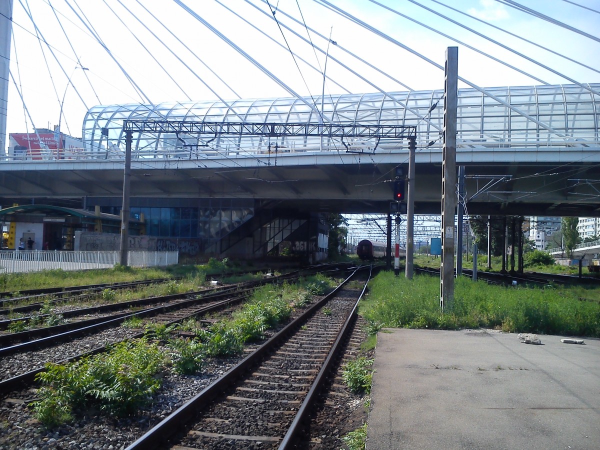 Ausfahrt aus dem Nordbahnhf Bukarest am 08.06.2014.