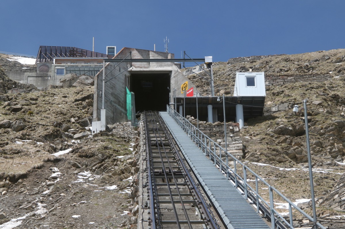 Ausfahrt aus dem Tunnel der Bergstation auf 2336m.ü.M.28.05.15