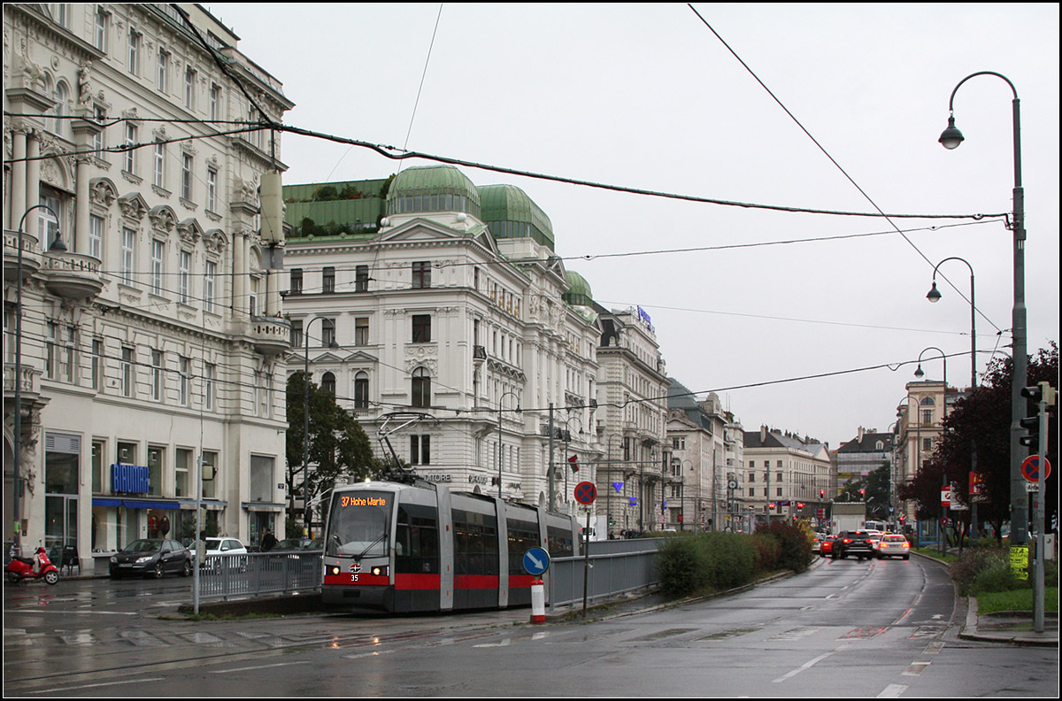 Ausfahrt aus einem ungewöhnlichen Verkehrsbauwerk - 

Über diese Straßenbahnrampe zur Währinger Straße gelangen die Bahnen aus der unteren Ebene der doppelstöckigen Wendeschleife Schottentor wieder an die Oberfläche. 

Wien, 06.10.2016 (M)
