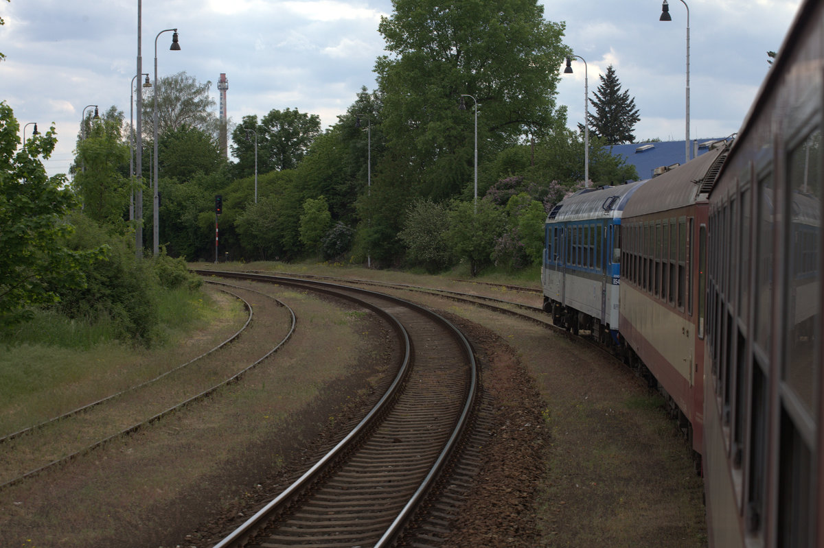Ausfahrt  aus Mnichovo Hradiste. 21.05.2016  15:00 Uhr. R 1147 Methodej Vlach fährt aus,gezogen von einem TW der BR 854.( Münchengrätz)