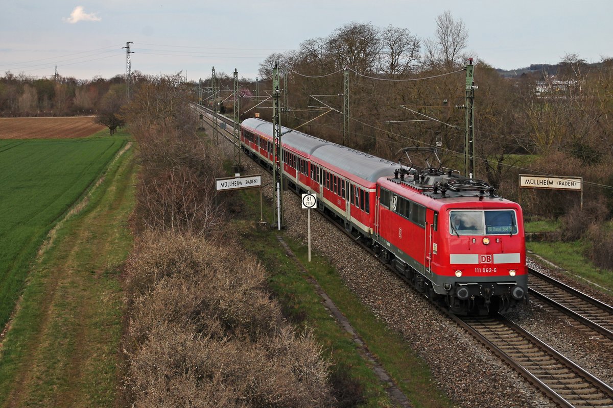 Ausfahrt aus Müllheim (Baden) am 30.03.2016 von der Freiburger 111 062-6  Neuenburg am Rhein  mit einer RB (Offenburg  - Basel Bad Bf) in Richtung Auggen.