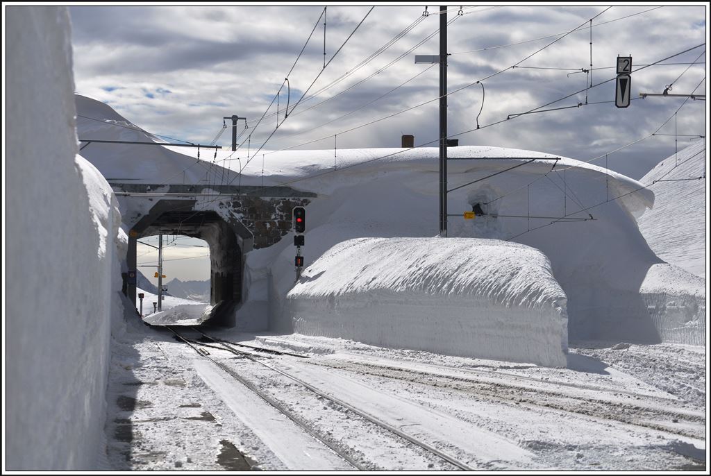 Ausfahrt aus Ospizio Bernina südwärts Richtung Alp Grüm. Im zugeschneiten Gebäudeteil rechts befindet sich eine Drehscheibe mit Zufahrt ebenfalls von der hinteren Gebäudeseite. (21.02.2014)