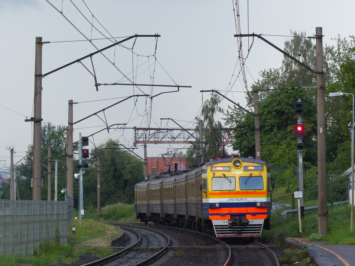 Ausfahrt aus Vagonu Parks in Riga. Bald ist der Rigaer Hauptbahnhof erreicht. ER2-8029-01, 7.8.2016