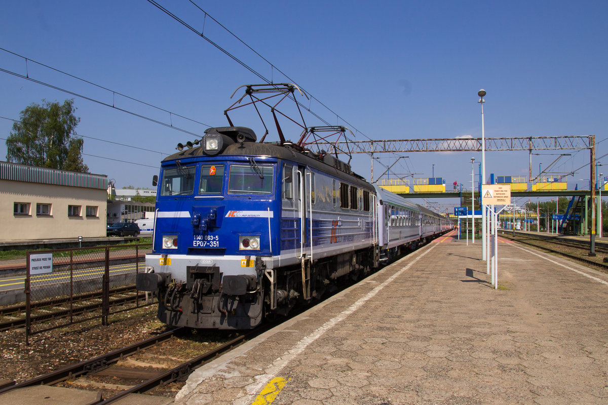 Ausfahrt Bahnhof Bialystok (Polen) in Richtung Westen. Der IC mit EP07-351 startet gerade. Abgelichtet am 30. April 2018. 