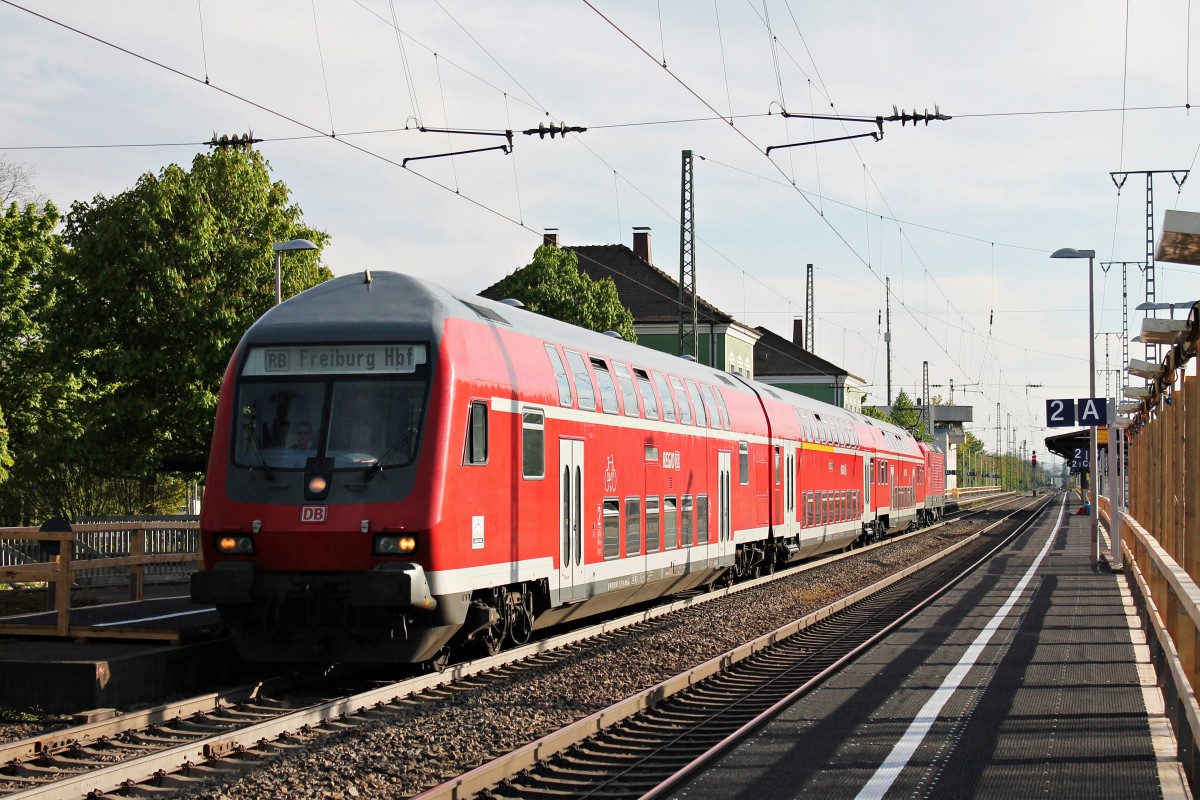 Ausfahrt von D-DB 50 80 80-35 301-6 am 17.04.2014 als HVZ-Verstärker von Neuenburg (Baden) nach Freiburg (Brsg) Hbf in Müllheim (Baden). Am Schluss schob die Freiburger 143 856-3  Hinterzarten  den Zug.