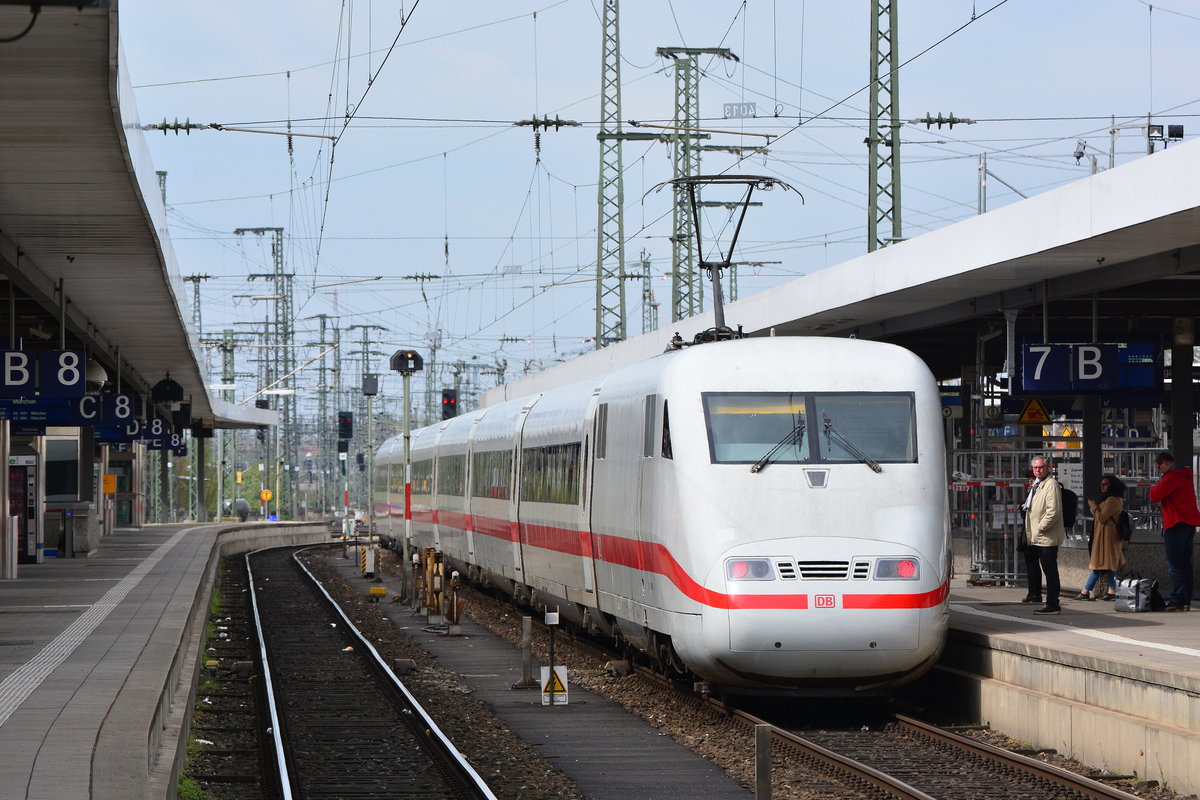 Ausfahrt des 401 060-9 aus Nürnberg.

Nürnberg 16.04.2017