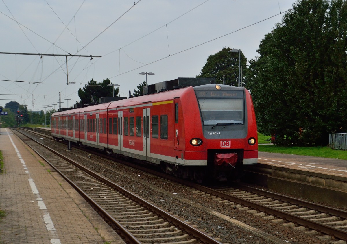 Ausfahrt des 425 601-2 als RE8 nach Linz am Rhein aus dem Rheydter Hbf am Abend des 2. September 2014.