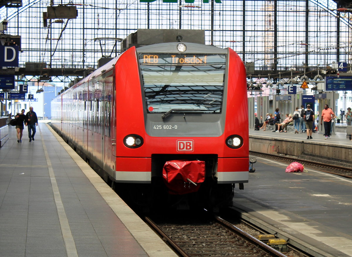 Ausfahrt des 425 602-0 und einem weiteren 425, die beide am 05.06.19, als RE8 nach Troisdorf, aus dem Kölner Hauptbahnhof fuhren.