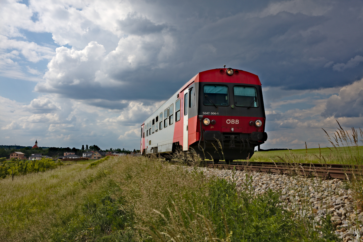 Ausfahrt des 5047 006 aus Groß Schweinbarth Richtung Obersdorf. Diese Aufnahme ist im zweigleisigen Abschnitt entstanden. Seit 15.12.2019 ruht der Personenverkehr auf der Strecke. (21.05.2018)