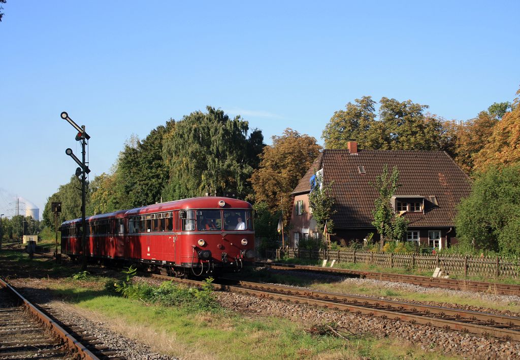 Ausfahrt des 796 690 mit 996 299 und 796 802 aus Walsum am 28.09.2013 im Rahmen einer DGEG-Sonderfahrt.