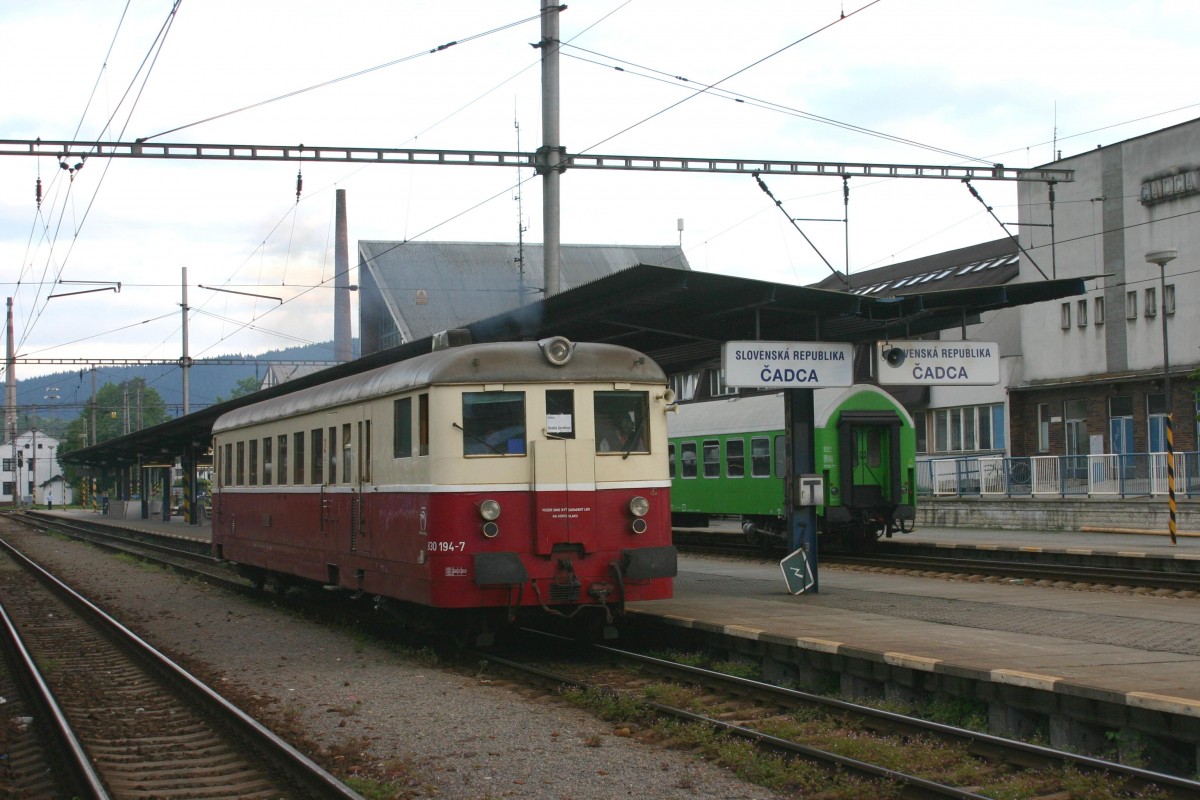 Ausfahrt des 830194 am 31.05.2005 als Os von Cadca nach Skalite Serafinov. Eigentlich hatte ich bei meinem Besuch im Bahnhof Cadca einen Einsatz dieser alten Baureihe nicht mehr erwartet. Umso mehr freute mich diese Tatsache und ich hielt sie gerne im Bild fest.