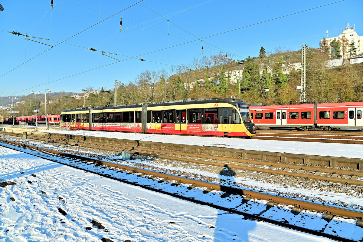 Ausfahrt des AVG Triebwagen 935 als S41 nach Mosbach Baden am Samstagnachmittag den 17.12.2022 aus Neckarelz.