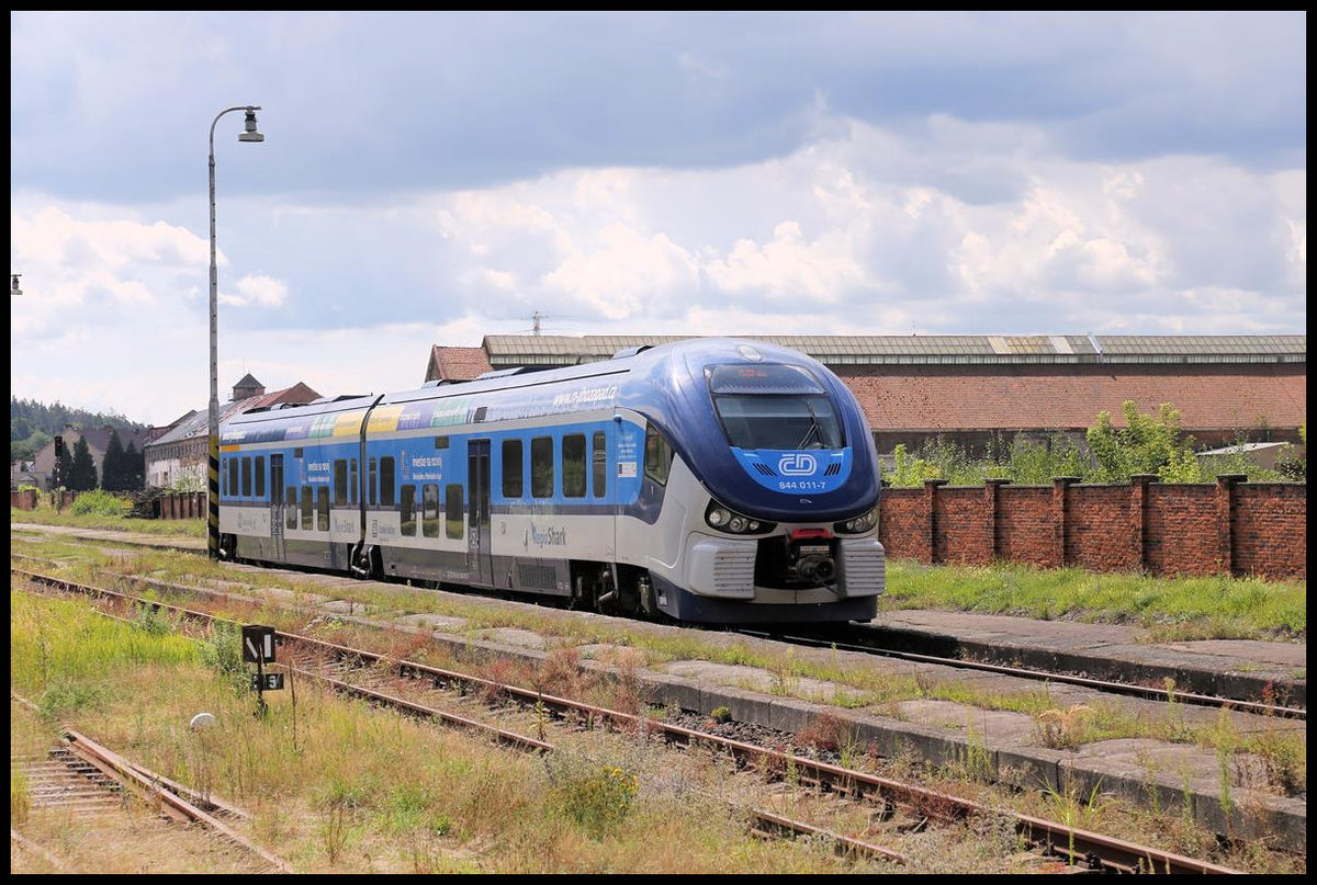 Ausfahrt des CD 844007-5 nach Strbro am 19.08.2020 um 13.03 Uhr in Holysov.