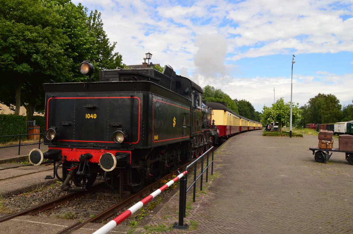 Ausfahrt des Dampfzuges der ZLSM aus dem Bahnhof Simpelveld. 31.7.2016