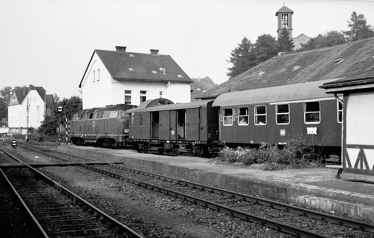 Ausfahrt des gleichen Zuges aus Frankenberg/Eder. Man beachte auch die Wagengarnitur, die damals auf dieser Strecke alltäglich war. (Sommer 1974)