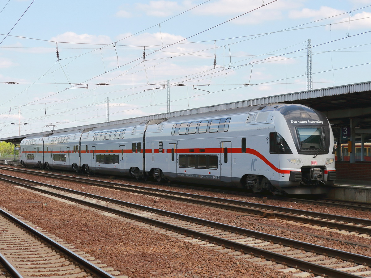 Ausfahrt des IC mit dem Triebzug 4114 in Richtung Rostock am 15. Mai 2020 aus den Bahnhof Flughafen Berlin Schönefeld.