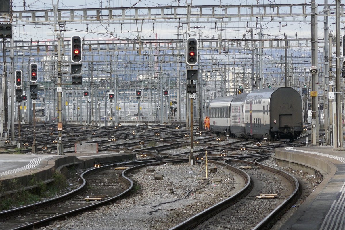 Ausfahrt des IR nach Basel mit der Re 460 052 ABB / Gottardo und einem IC 2000 AD am Zugschluss, am 27.11.17 in Zürich.