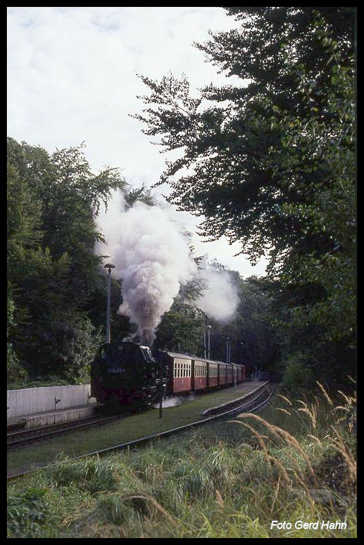 Ausfahrt des P 14136 mit Lok 992322 nach Kühlungsborn am 3.10.1991 um 9.51 Uhr in Heiligendamm.