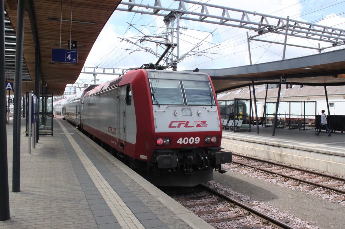 Ausfahrt des RE nach Rodange am 29.07.2016 im Bahnhof Luxembourg.