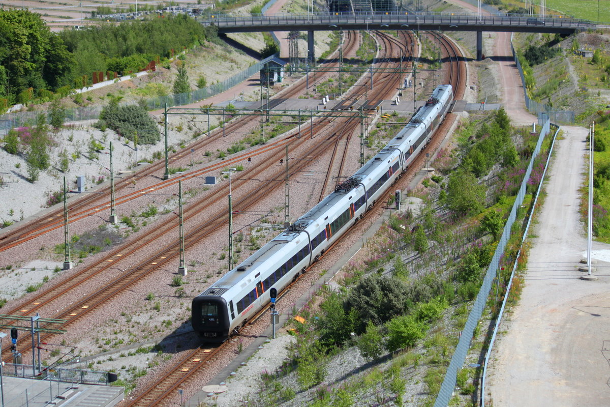 Ausfahrt des RE1040 (Öresundzug) nach Karlskrona aus dem Bahnhof Malmö Hyllie. Im Hintergrund ist das südliche Ende des Citytunnel Malmö zu erkennen, welchen der Zug bis zum Bahnhof Malmö C durchfahren wird. Aufnahmedatum: 06.07.2017