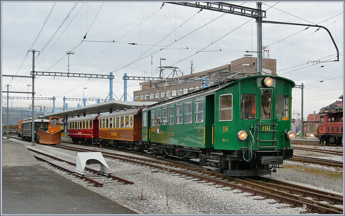 Ausfahrt des Zuges 606 in Bulle Richtung Montbovon am 25. November 2007. Ein Blick in den Fahrplan zeigt, dass dieser Zug Speisewagen führt und Platzkartenpflichtig ist und das aus gutem Grund: Handelt es sich doch um den  Train de Fondue .