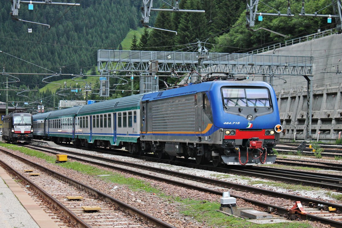 Ausfahrt von E 464.715 am Nachmittag des 05.07.2018 mit ihrem Regionalzug (Brennero - Bolzano) aus dem Startbahnhof in Richtung Süden.