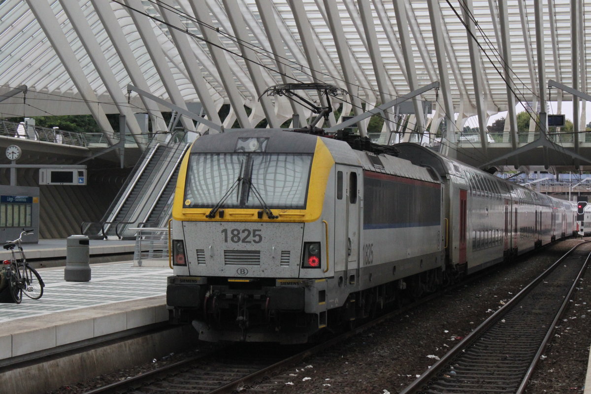 Ausfahrt eines belgischen IC in Richtung Brüssel im Hauptbahnhof Lüttich am 19.08.2016.