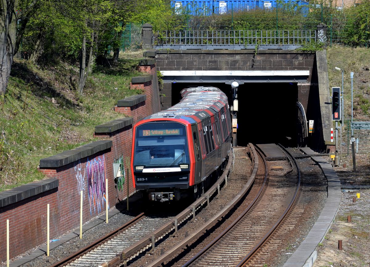 Ausfahrt eines DT5 der Hamburger U-Bahnlinie 3 aus dem Tunnel kurz vor der Haltestelle  Berliner Tor . 19.4.2015