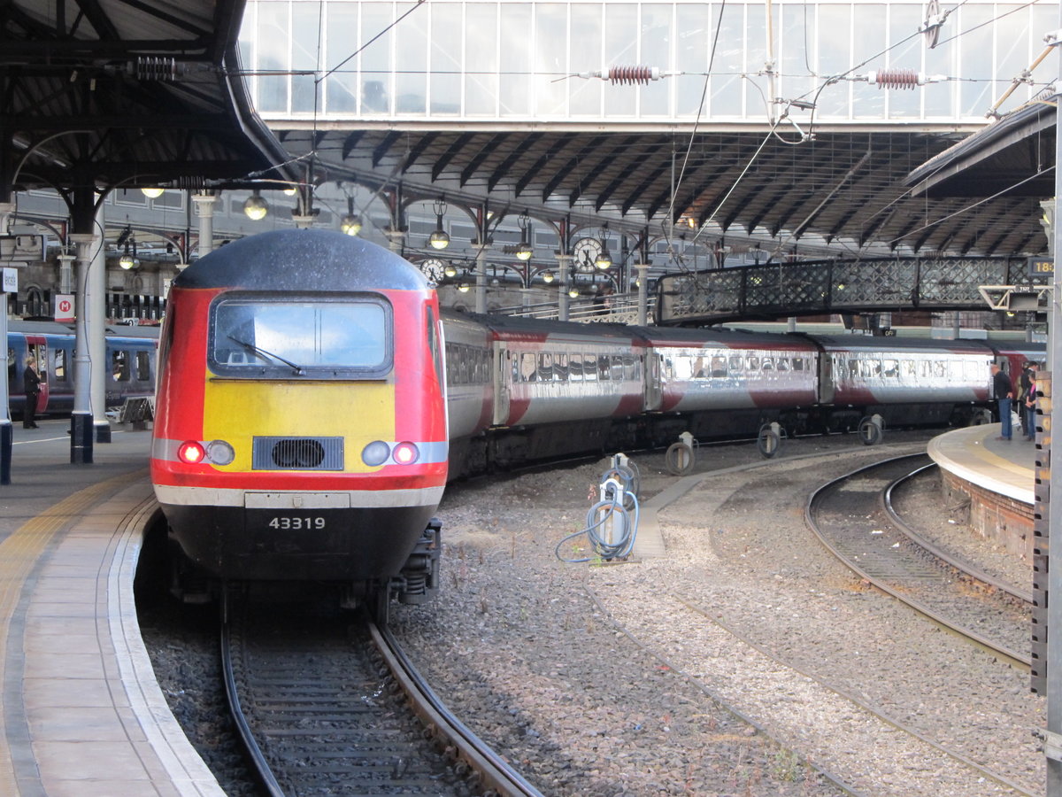 Ausfahrt eines Expresszuges von Edinburgh nach London in Newcastle am 14.07.2016.