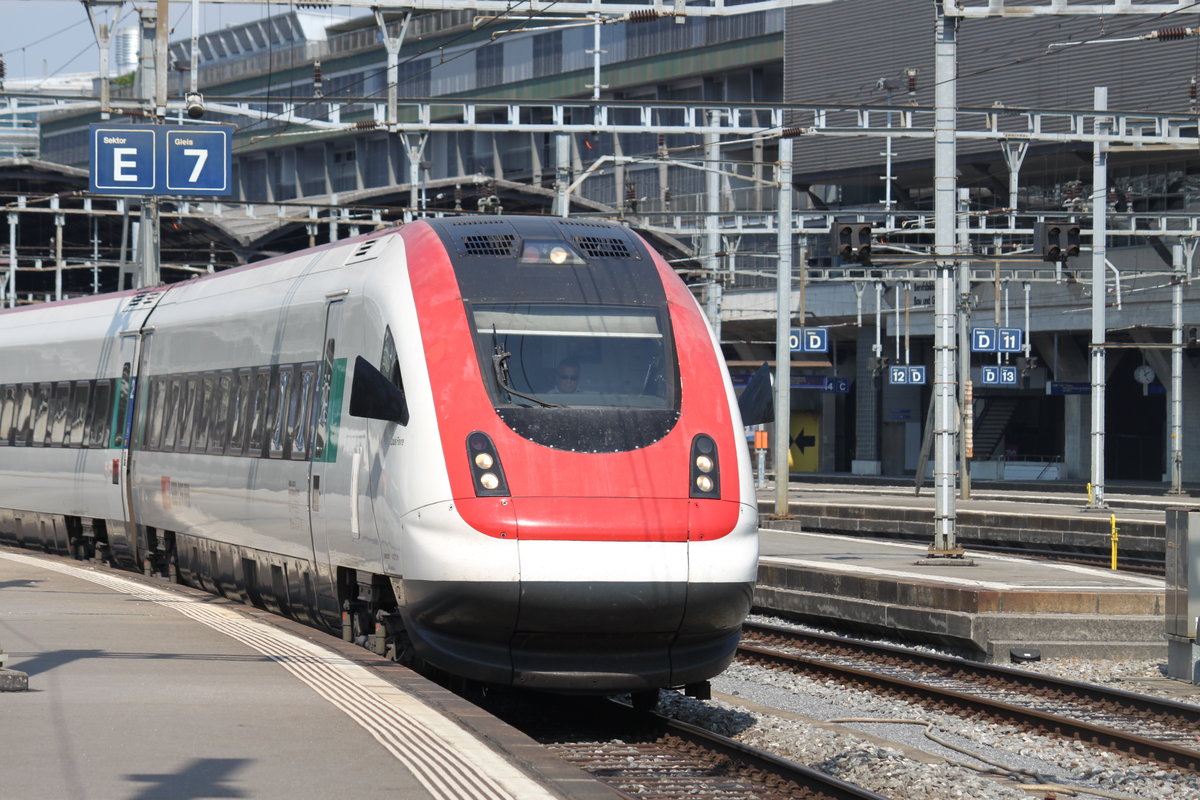Ausfahrt eines ICN nach Basel am 02.09.2016 in Luzern.