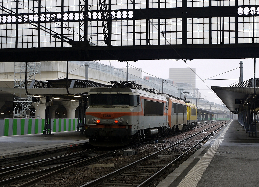 Ausfahrt eines Lokzuges aus dem Pariser Bahnhof  Gare d´Austerlitz . 15.1.2014