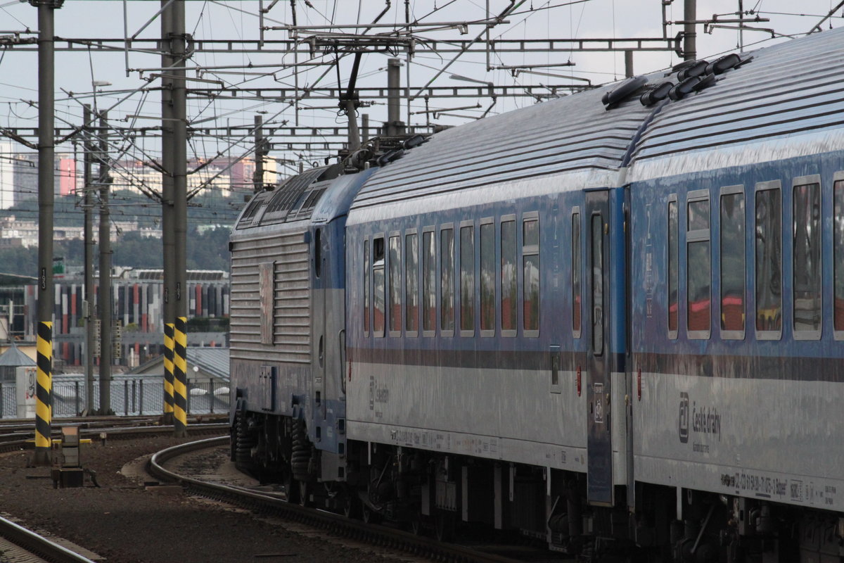 Ausfahrt eines mit der Reihe 380 bespannten Expresszuges aus der Nordausfahrt des Hauptbahnhofs Prag am 22.08.2016.