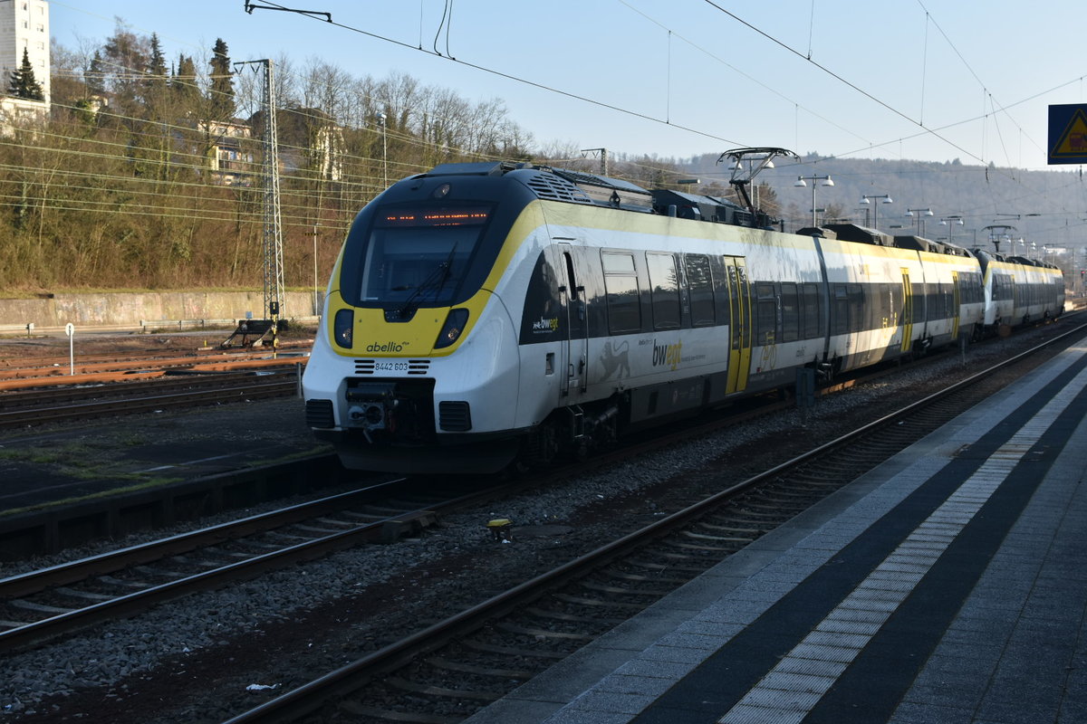 Ausfahrt eines RE 10a aus Neckarelz der vom Abellio 8442 603 geführt wird, als Doppeleinheit mit dem 8442 105 geht es nach Mannheim Hbf am 21.1.2020