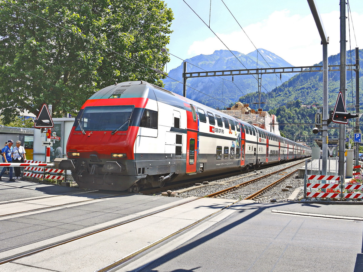 Ausfahrt eines Re 460 am 25. Juni 2018 aus den Bahnhof Interlaken West als RE 4072 nach Interlaken Ost. 