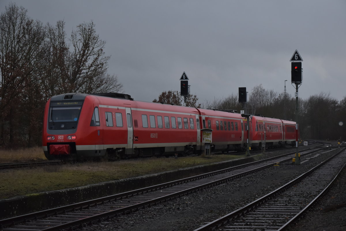 Ausfahrt eines RE7 aus Bad Neustadt an der Saale am Samstag den 12.1.2019, der Zug ist auf dem Weg nach Würzburg Hbf.
